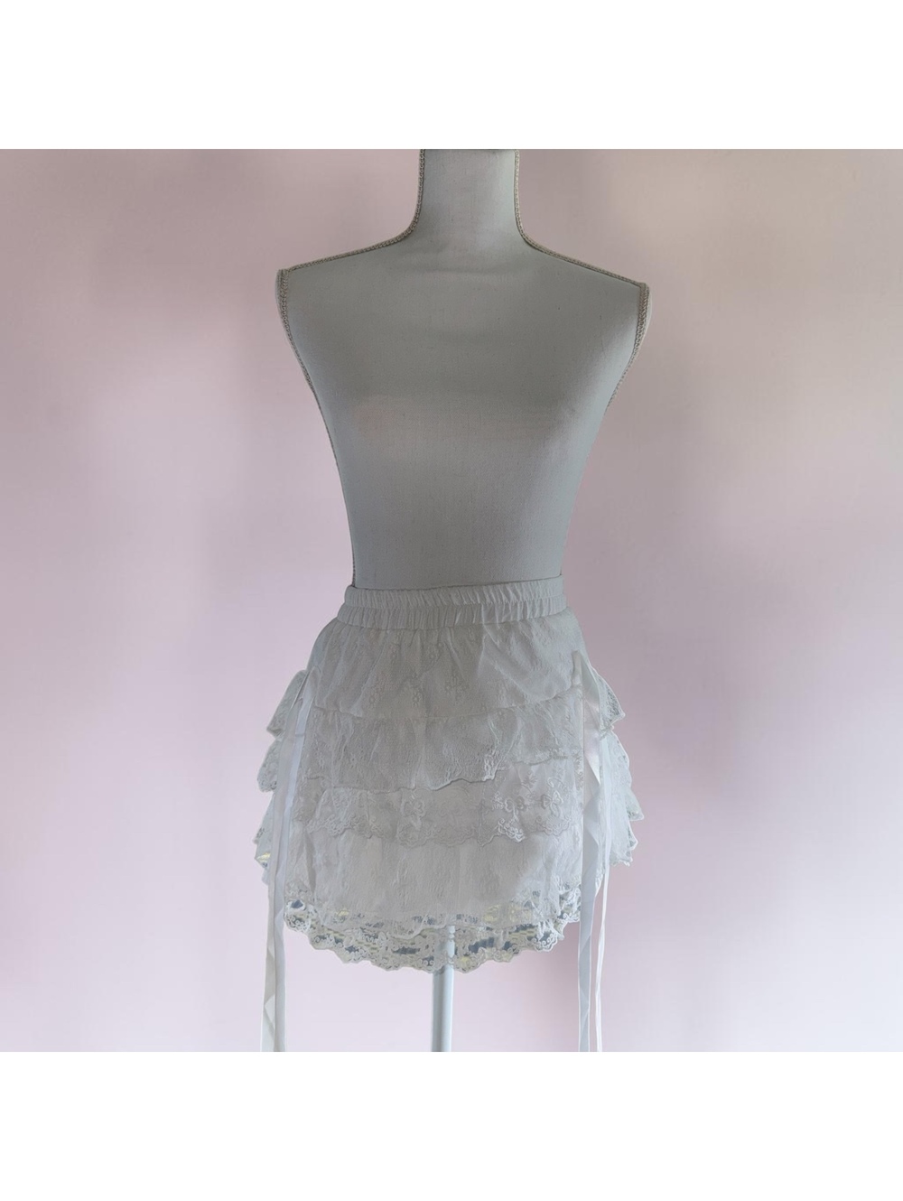 Cute all white y2k skirt with lace